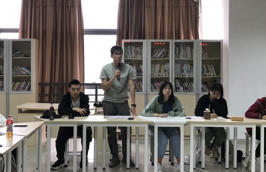 学生踊跃发言.JPG