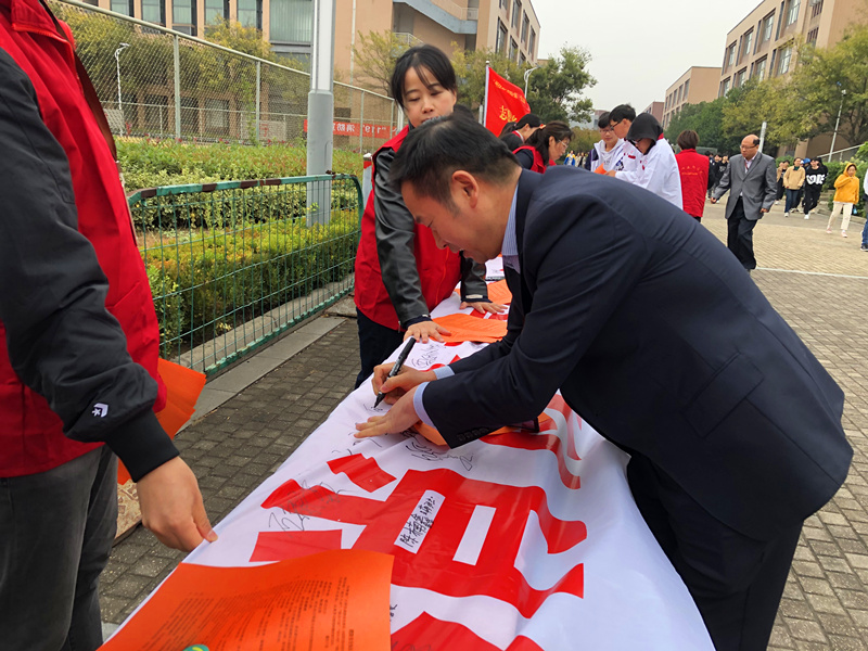 顾正明院长在宣传横幅上签名_副本.jpg