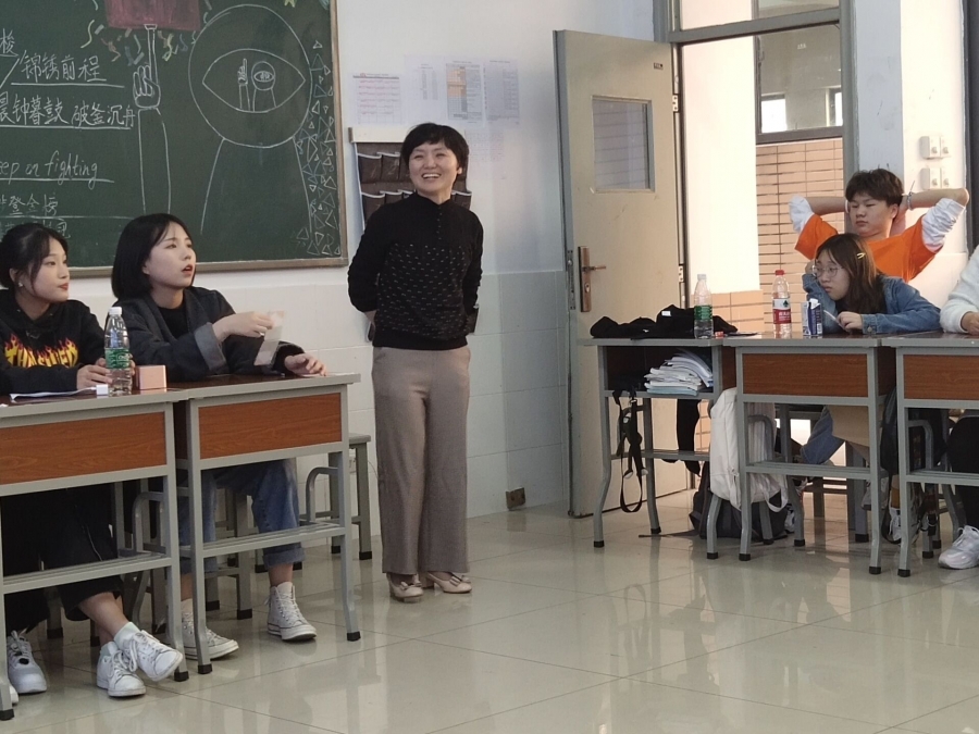 党员范昕同志与创意1709班开展班会.jpg
