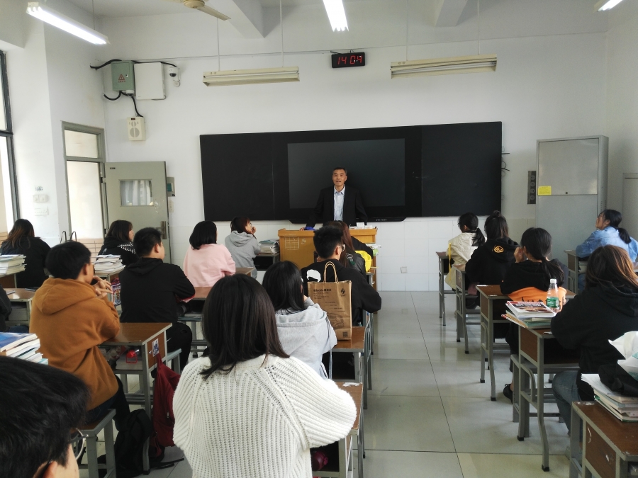 党员吴伟琪同志与创意1706班开展班会.JPG