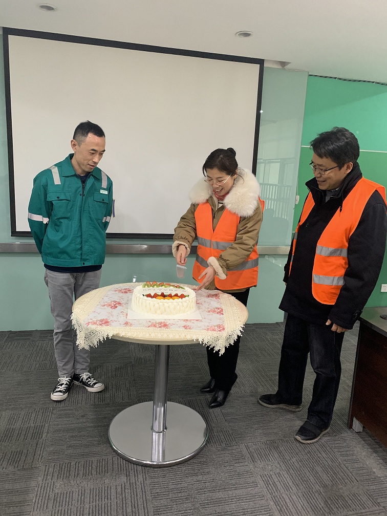 王院长切蛋糕庆祝第一期工学交替顺利结业.jpg