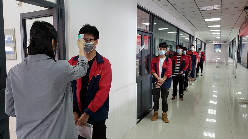 12 学生测量体温.jpg