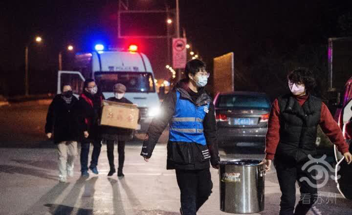 邬晨希和家人、同学一起给值班民警分发宵夜.png