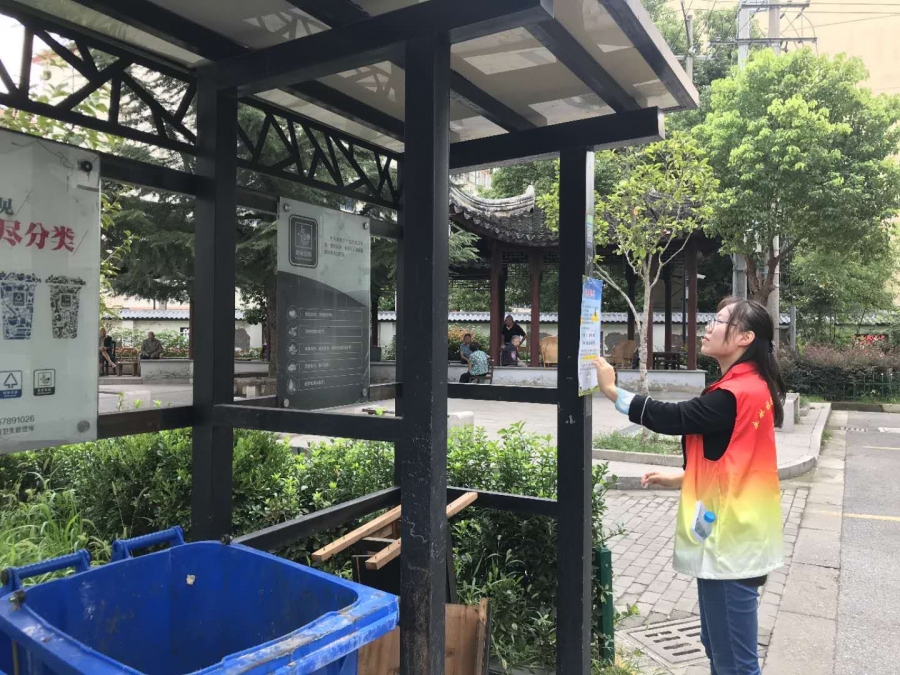 党员志愿者张贴宣传单1.jpg