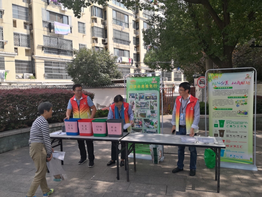 党员志愿者摆摊宣传.jpg