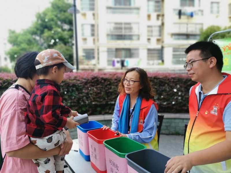党员志愿者向民众宣传垃圾分类.jpg