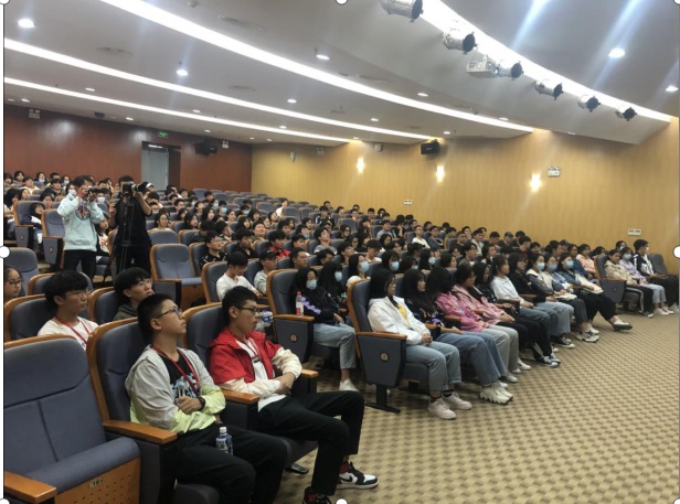 烹饪专业学生齐聚会场.jpg