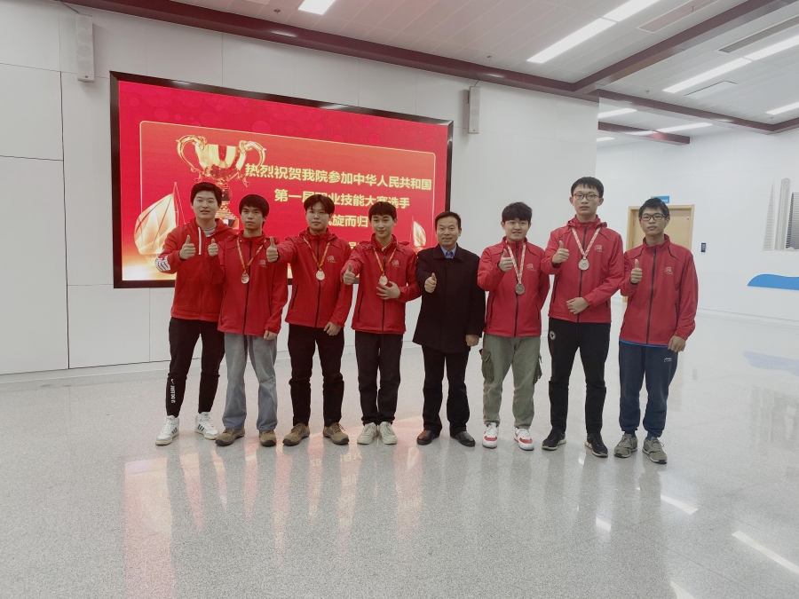 获奖选手与顾正明院长合影.jpg