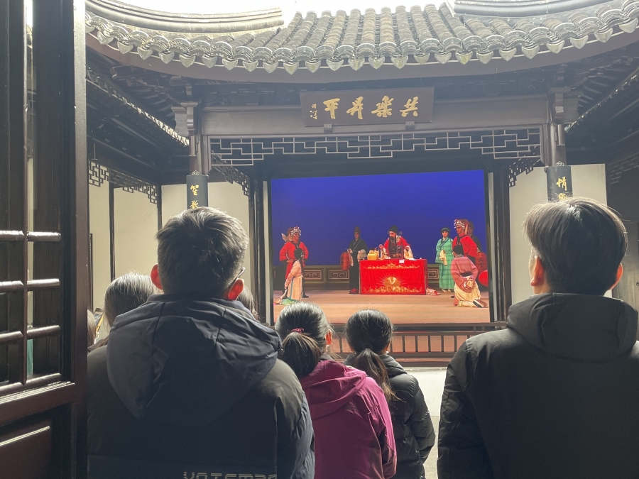 2、观看昆曲《十五贯》.jpg