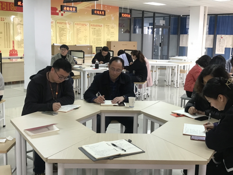 党员同志认真学习_副本.jpg
