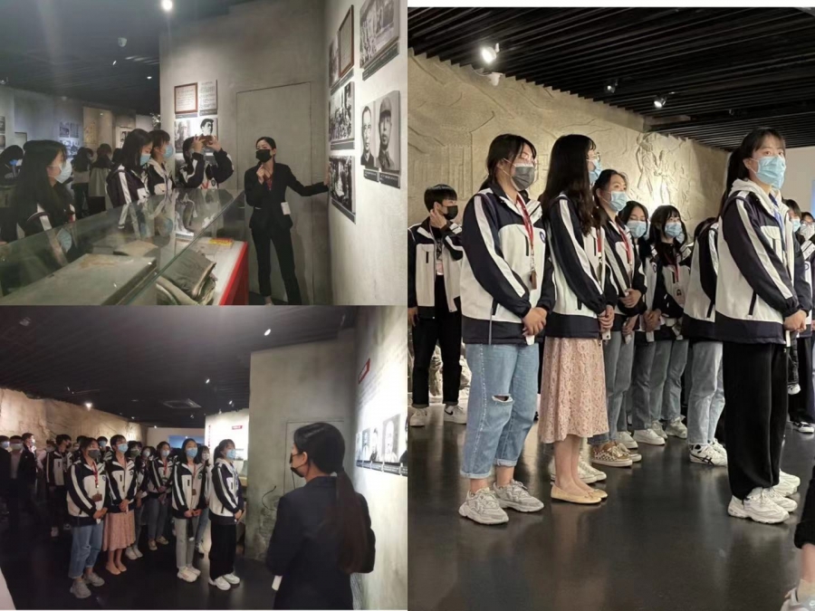 学生听讲解拼图.jpg