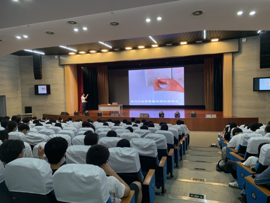 学生认真聆听讲座.jpg