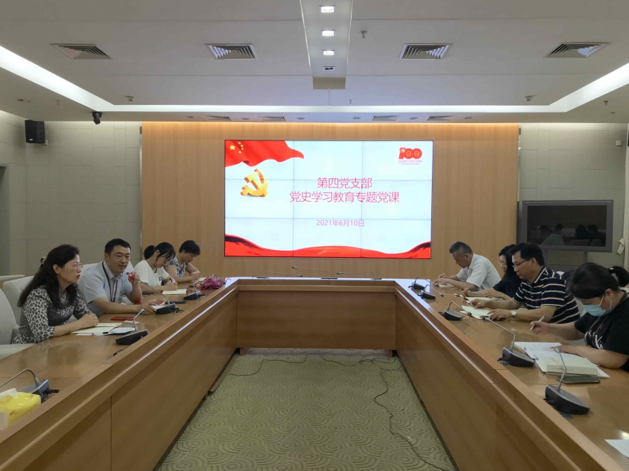 图1支部书记张永乐同志主持会议_副本.jpg