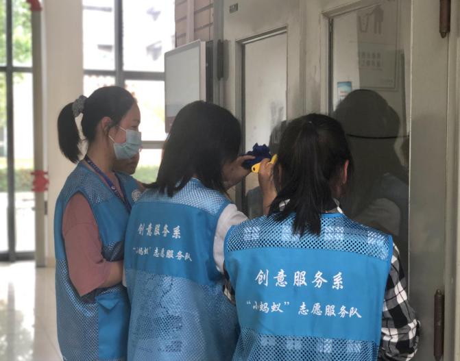 志愿者参与除胶工作.jpg