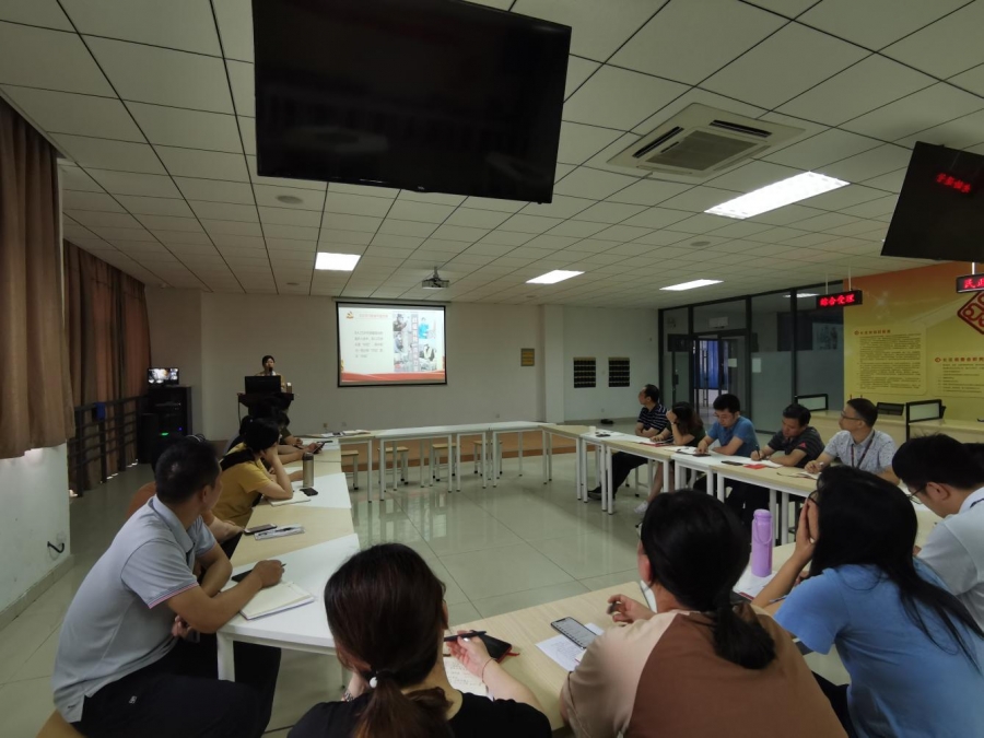 全体党员认真学习.jpg