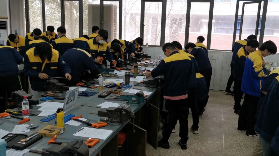 03钳工高级工实操现场.jpg