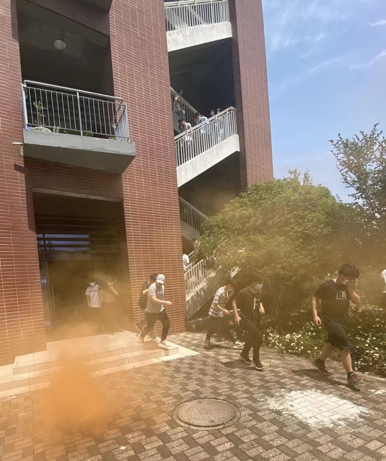 图2疏散演练现场2.jpg