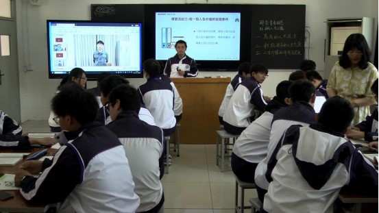 石姬凤老师在组织示范课教学.jpg