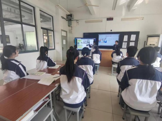 辛屾淼老师在组织示范课教学.jpg