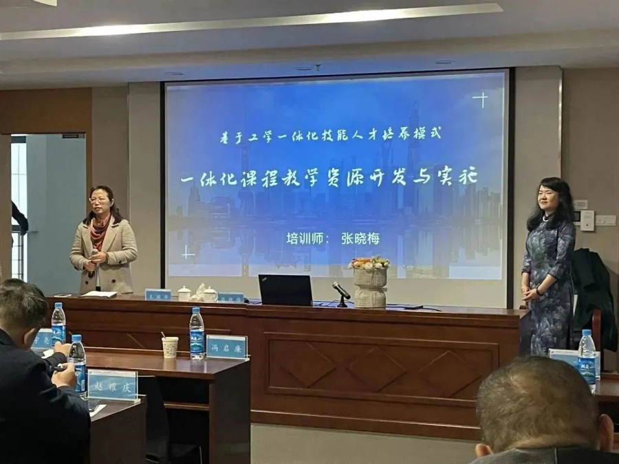 讲座现场.jpg