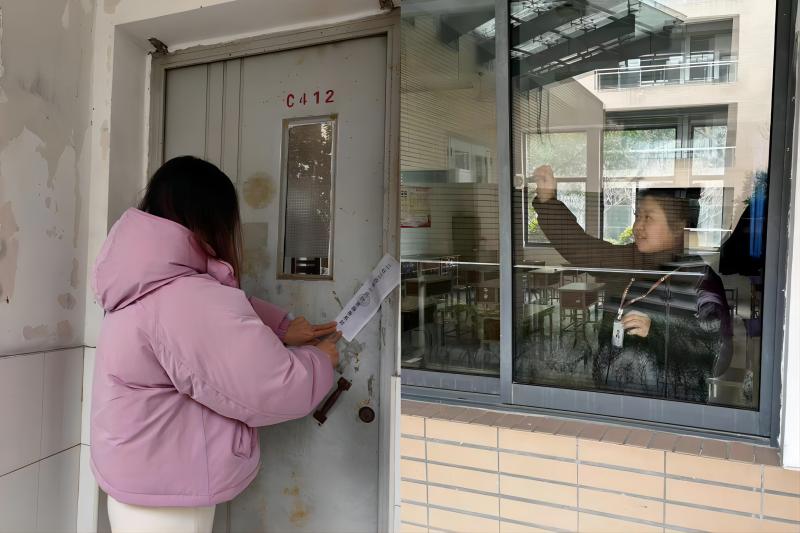 检查人员排查宿舍、教室的安全隐患问题(1).jpg