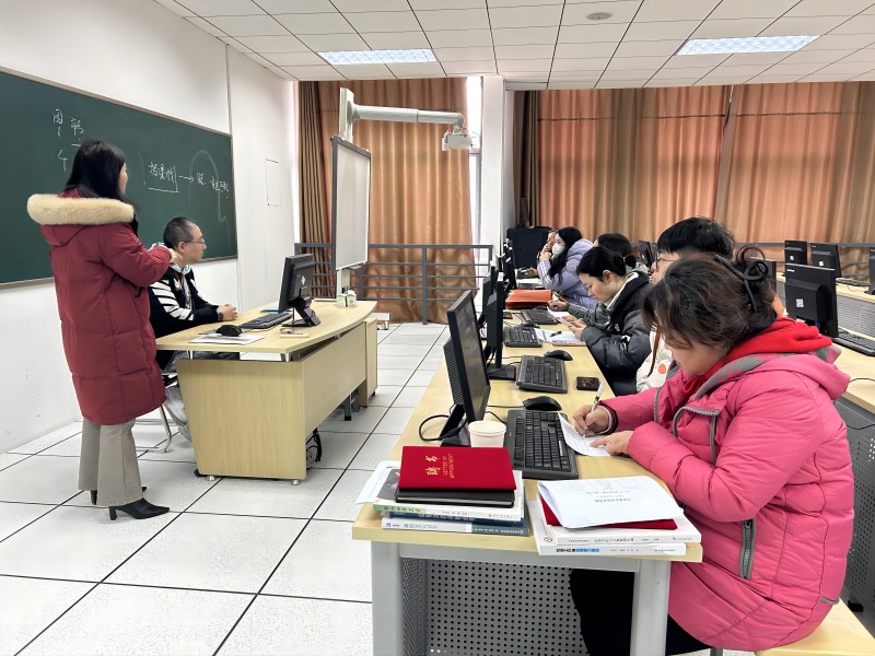 栾长江老师为外聘教师进行数字化系统教学业务能力培训.jpg
