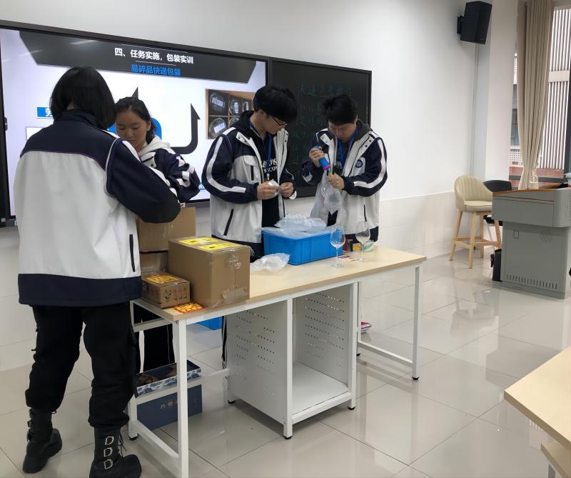 同学们认真实施课堂任务.jpg