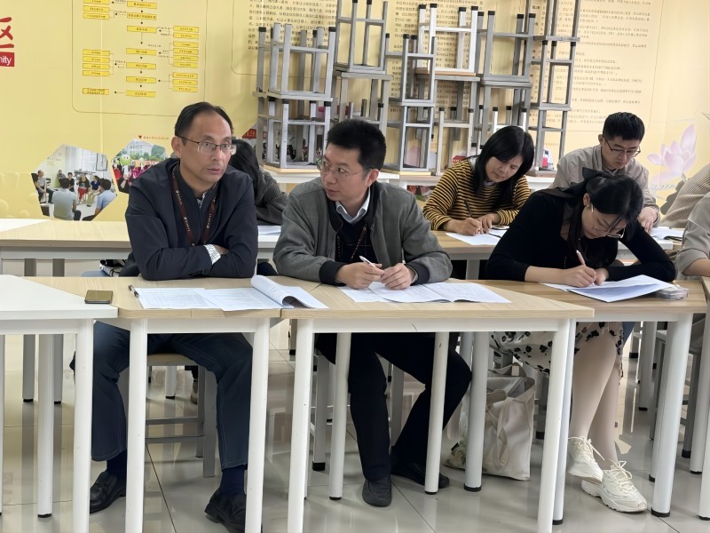 听课老师认真听课.jpg