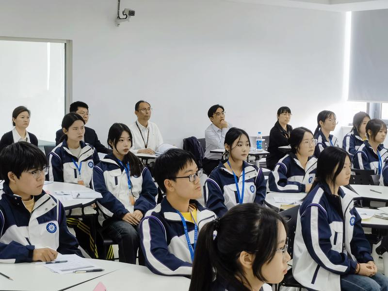 学生认真听课.jpg
