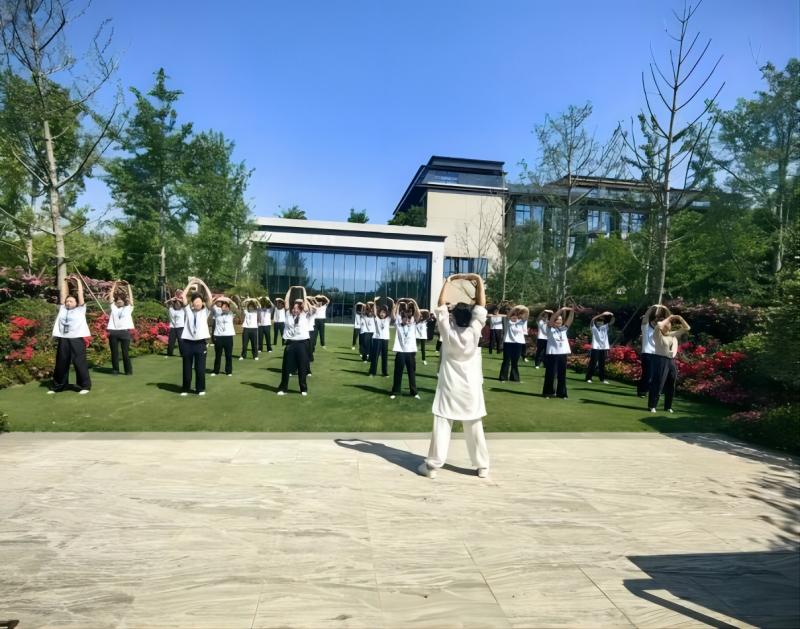 同学们在SPA部门经理的带领下体验了八段锦.jpg