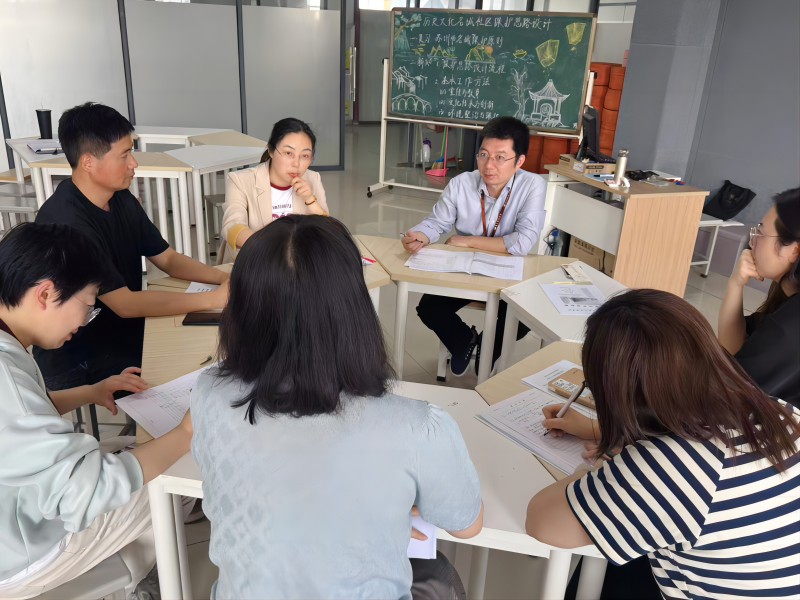 听课教师认真评课(1).jpg