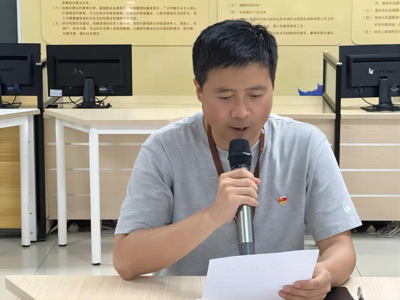 杨彬同志宣读《关于同意召开中国共产党苏州技师学院第五支部委员会换届选举党员大会的批复》.jpg