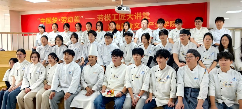 劳模工匠大讲堂师生合照(1).jpg