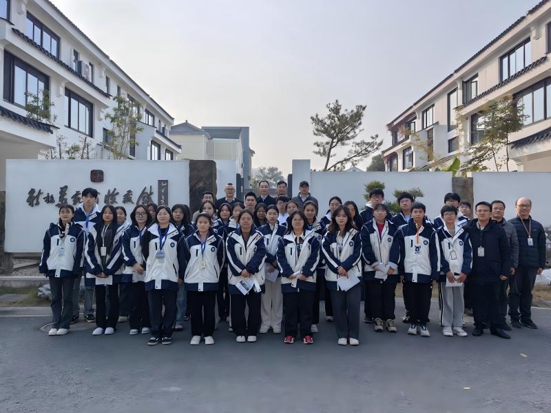 校外主题班会课师生合影(1).jpg