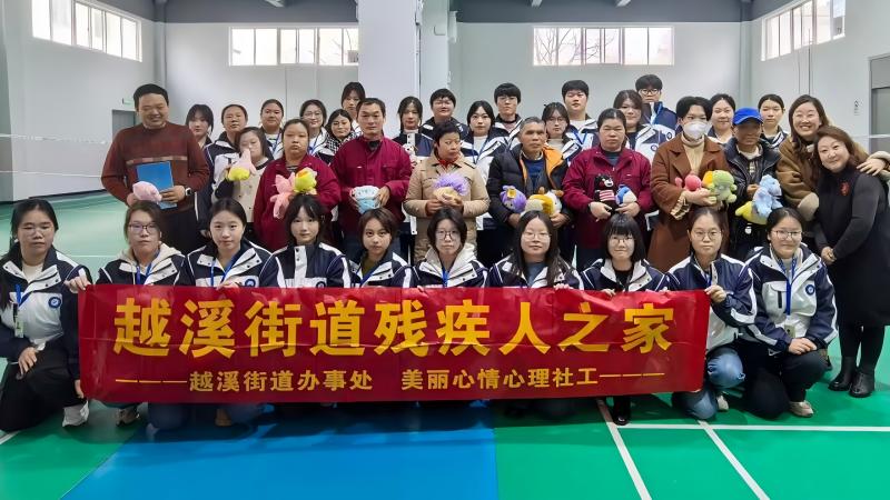 与“残疾人之家”的伙伴们合影(1).jpg
