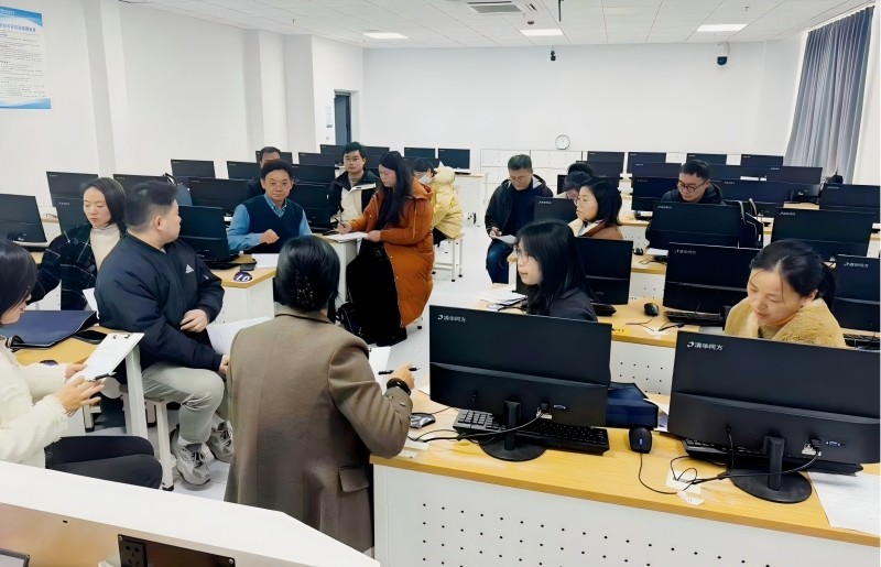 听课老师们认真评课(1).jpg
