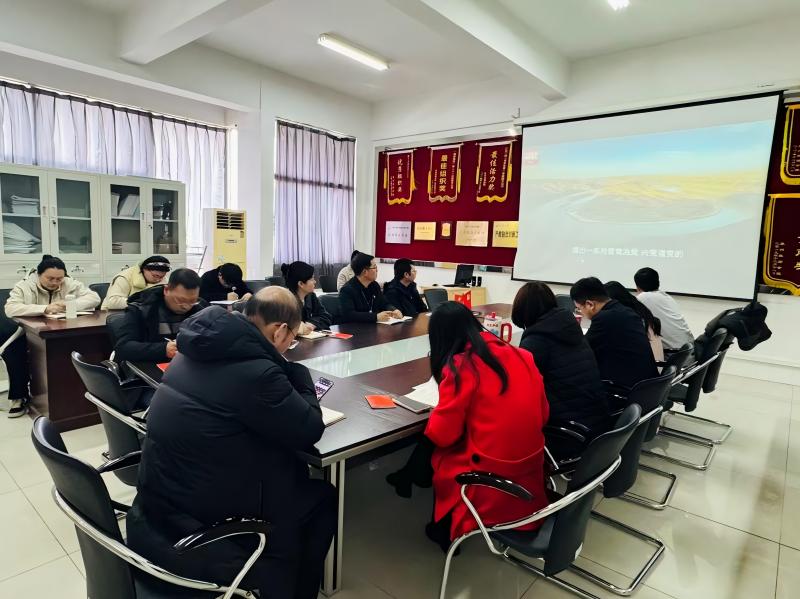 党员同志观看视频(1).jpg