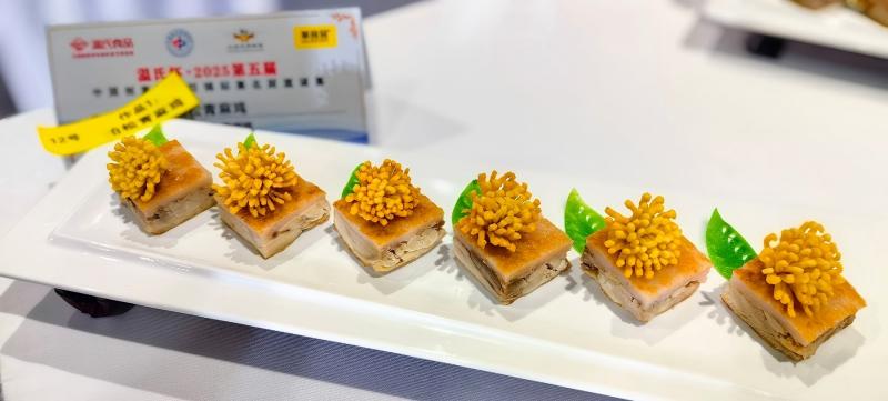黄佳斌老师作品《白松青麻鸡》(1).jpg