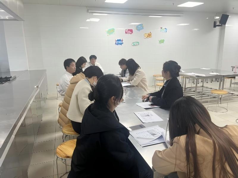 评课老师认真参与评课(1).jpg