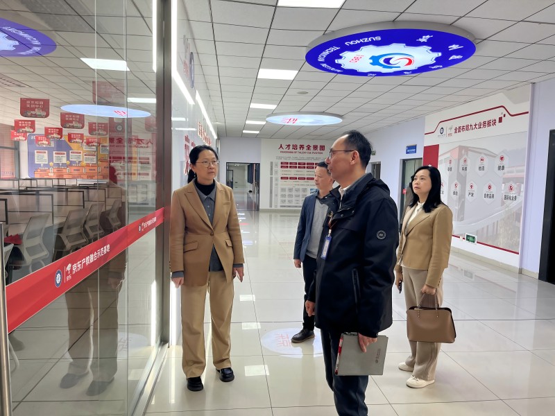 学院副院长陈叙陪同陈菁院长一行参观物流电商实训室(1).jpg