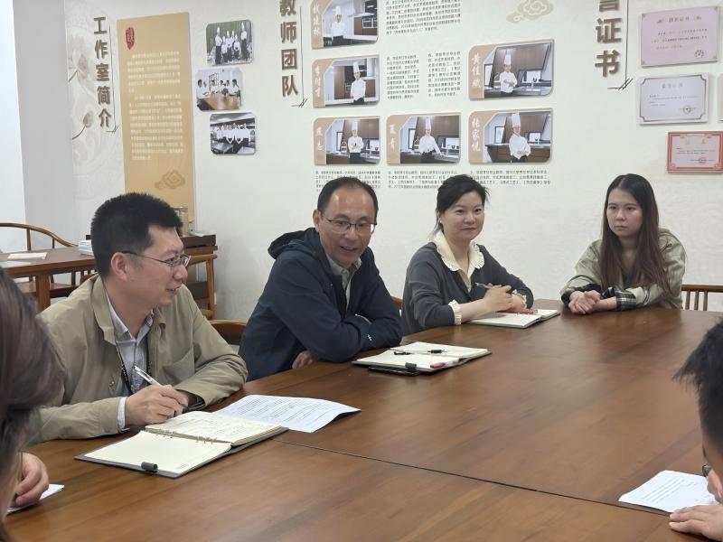 副院长陈叙与两位实习生进行了亲切交流(1).jpg