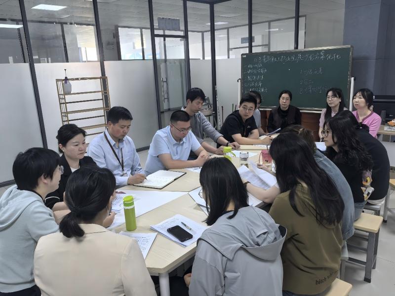 听课老师认真评课(1).jpg