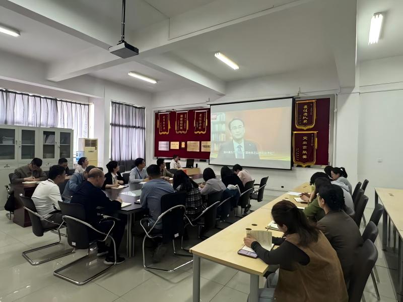 观看学习视频(1).jpg