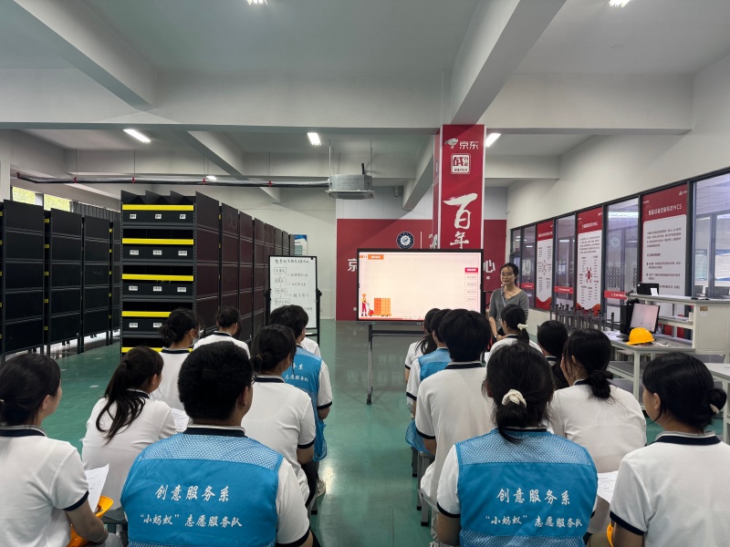 同学们认真聆听讲解(1).jpg
