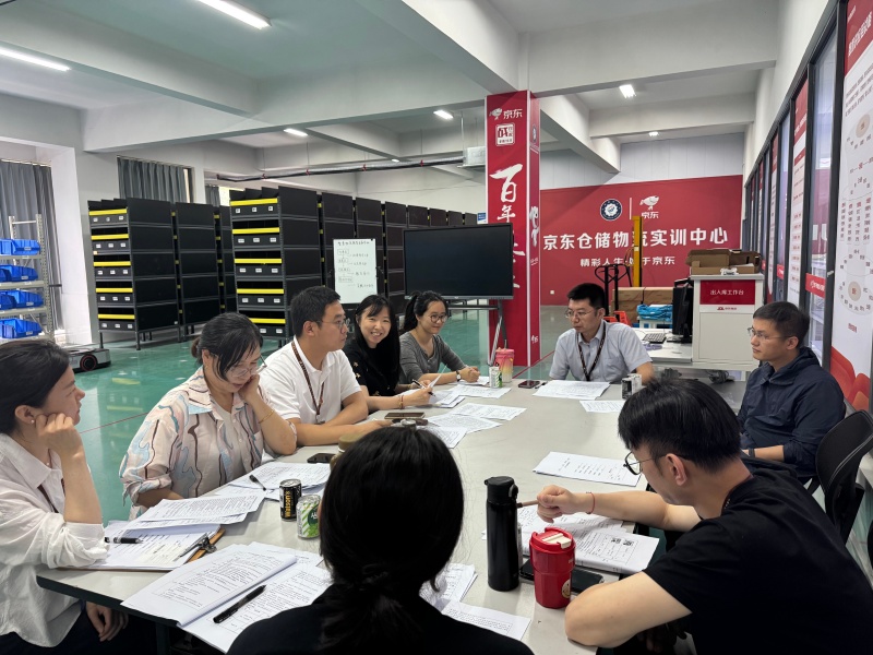 听课教师认真评课(1).jpg