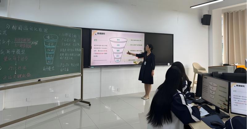 王燕老师开设市级公开课(1).jpg
