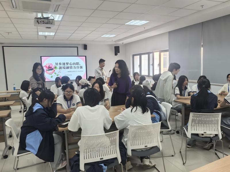吴艳秋老师、党员教师们与同学们互动(1).jpg