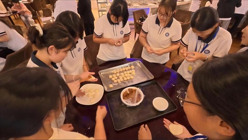 e7eeii291drjv2560rlhtsn7746.jpg 同学们参与月饼制作(1).jpg