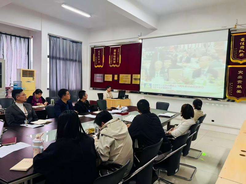 党员同志观看视频(1).jpg