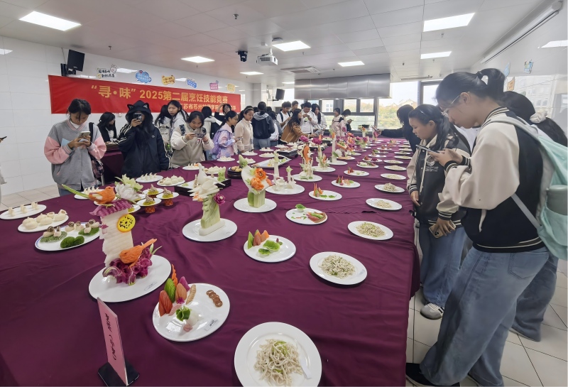 f6t06sdlure84362mpfea0jpj95.jpg 作品展示与观摩会(1).jpg